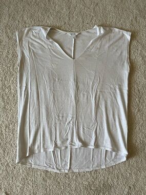 Market & Spruce White V-Neck Short Sleeve Tee